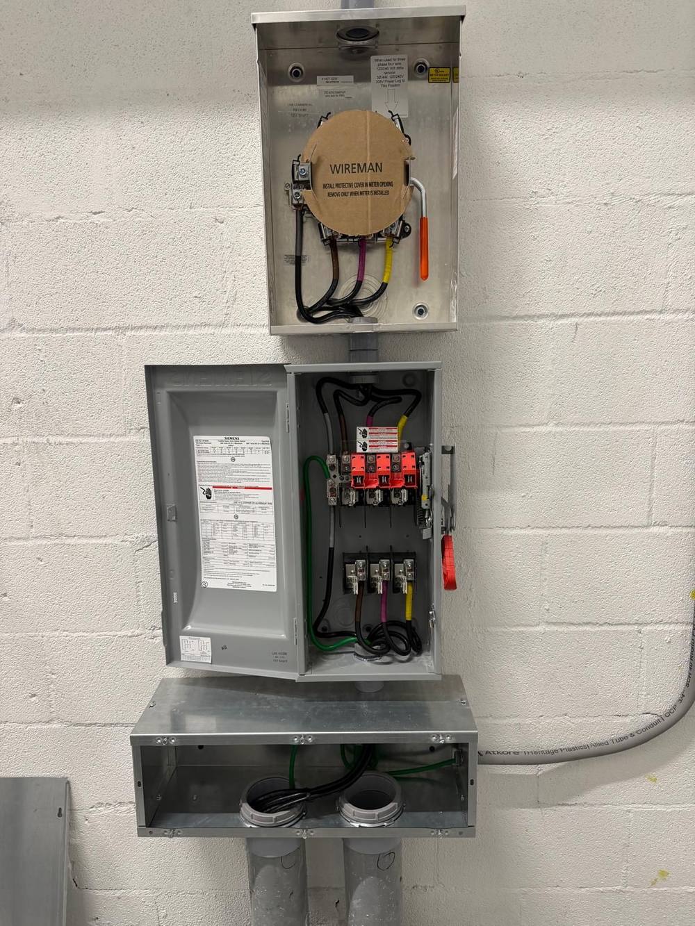 Meter socket and Siemens fused safety switch, wired and labeled