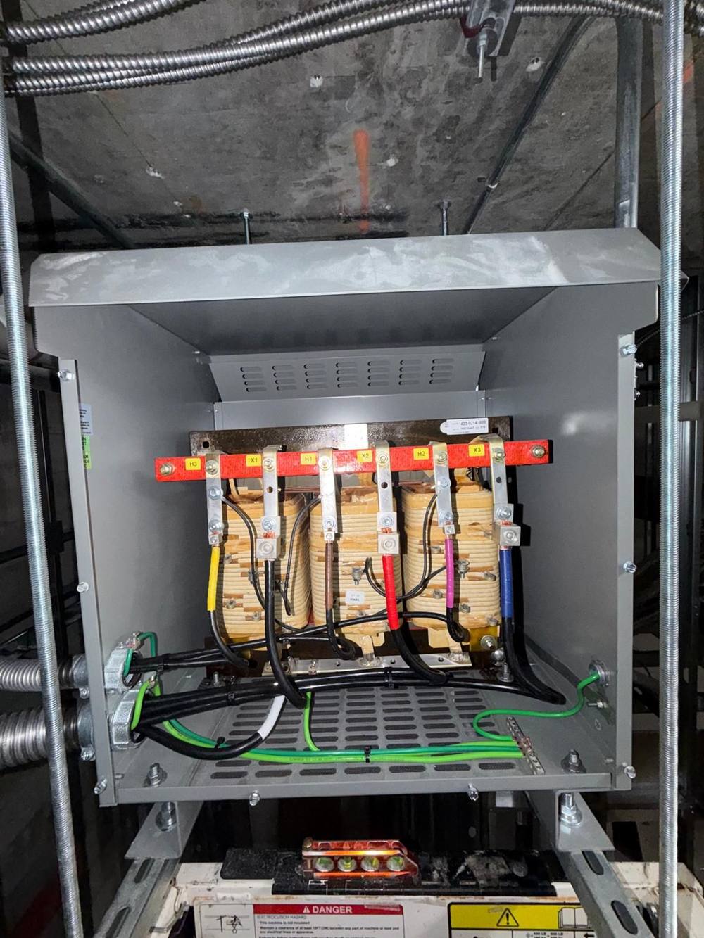 Dry-type transformer with color-coded phase leads