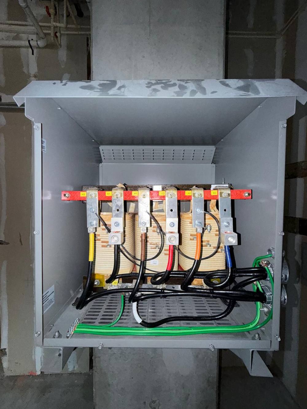 Dry-type transformer with final color-coded and taped phase leads
